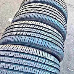 235 60 18 Bridgestone tires Con 80% de Vida Las 4