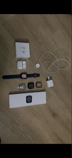 Apple Watch Series 6 Gen2 SE 40MM with Accesories and AirPods 4 Case
