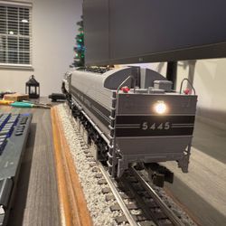 Mint condition Lionel Legacy Dreyfuss J3 with PT tender #5445