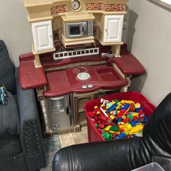 Toy Kitchen And Duplos 
