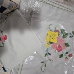 very colorfulltable cloth and 10 napkins 107×91 inches