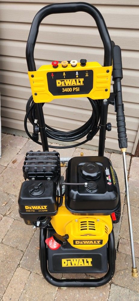 Dewalt 3400 PSI 2.5 GPM Gas Cold Water Pressure Washer with DeWalt 210 Engine