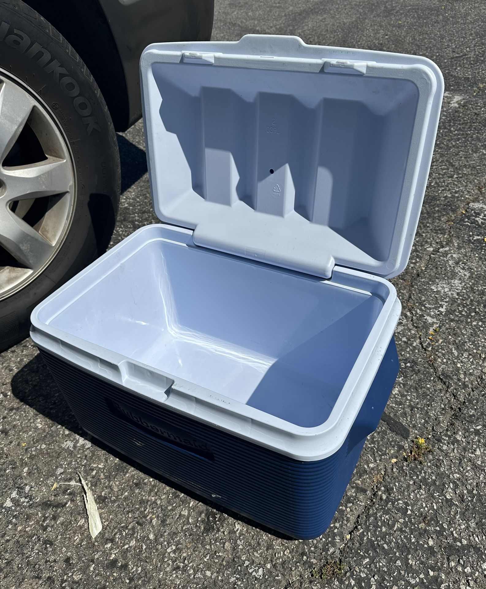 Rubbermaid 34 qt. Hard Sided, Blue, Cooler