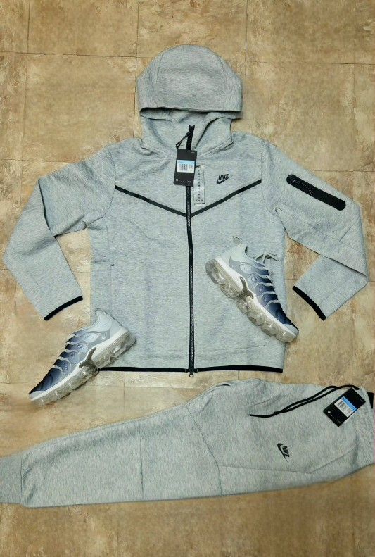 Official Nike Tech Fleece Suit (Light Grey/Blk)
