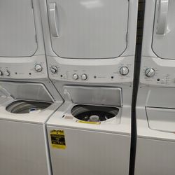 GE Stackable 220v Eléctric  Washer Dryer Combo  Super Capacity In Excelente Good Condición.