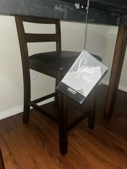 Dinner table with 2 chairs