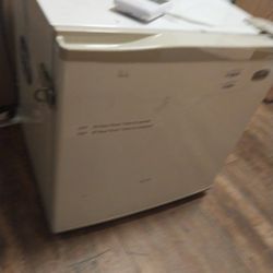 Avanti Mini Fridge