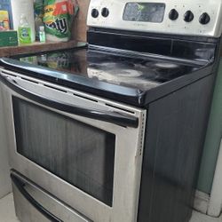 Electric Glass-Top Stove / Range