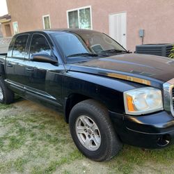 2005 Dodge Dakota - Black - 4 Door - V8 Magnum