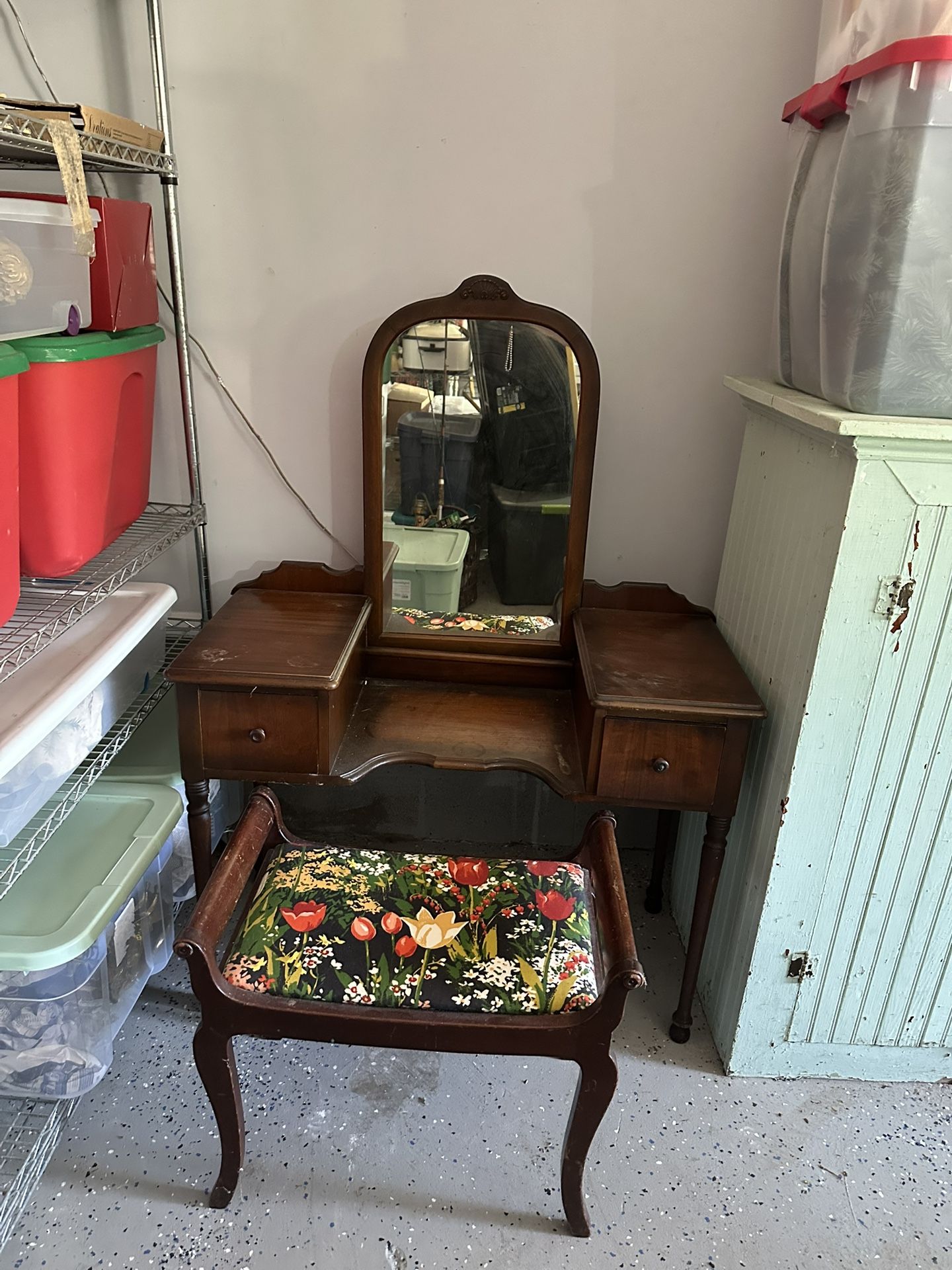 Antique vanity With Chair