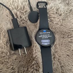 Upgrade Your Style: Samsung Galaxy Watch 5 - Lightly Used, Like New