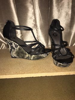 Guess wedges size 10