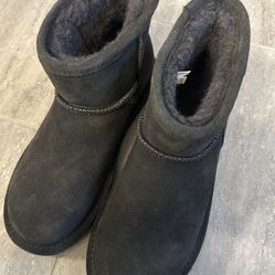 NEW Bearpaw Boots - Women’s Size 6