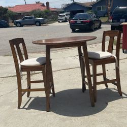 table and chairs 