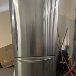 Modern Full-Size Refrigerator – Great Condition Exterior – Ideal for Repair or Parts