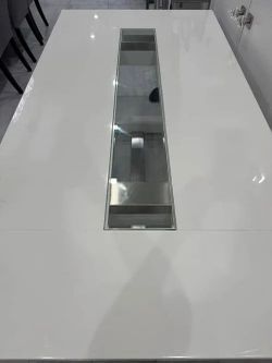  White High-Gloss with Central Glass Accent, Extendable table