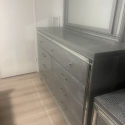 Dresser With Mirror 