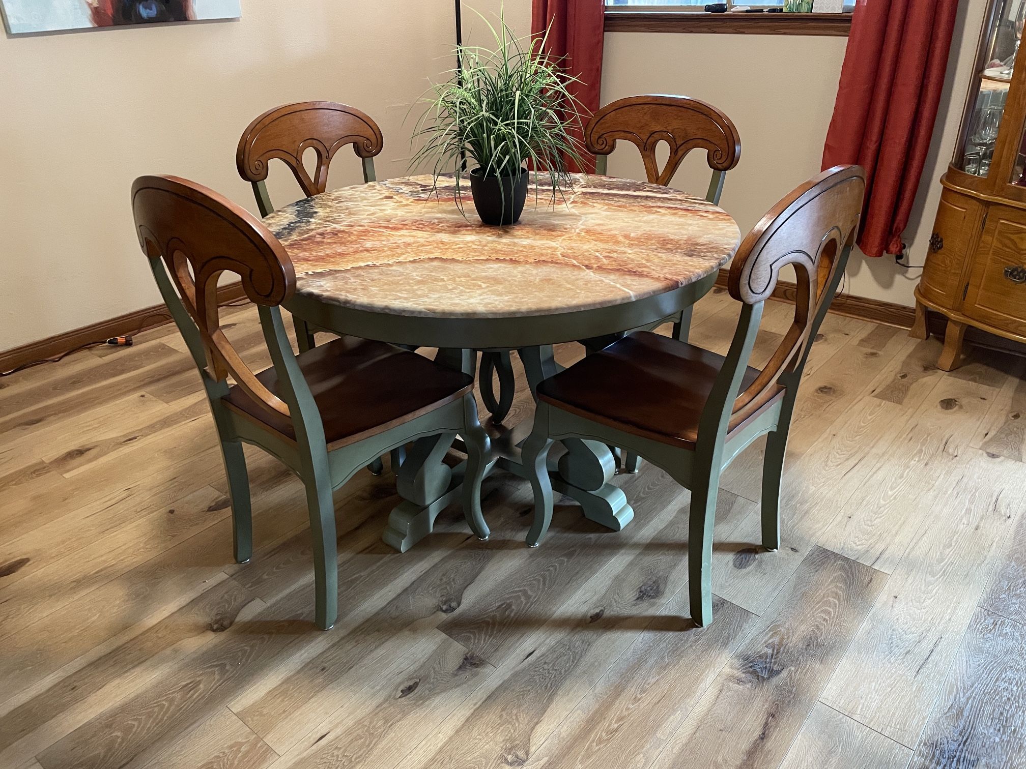 Gorgeous Pier 1 Table & Chairs Set Dining/Kitchen