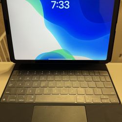 Space Gray iPad Air (4th Generation) 64 Gb with Magic Keyboard