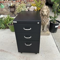 Filing Cabinet. Metal. Very Sturdy. (No Key) $35 OBO. Yes, it’s Available 👋