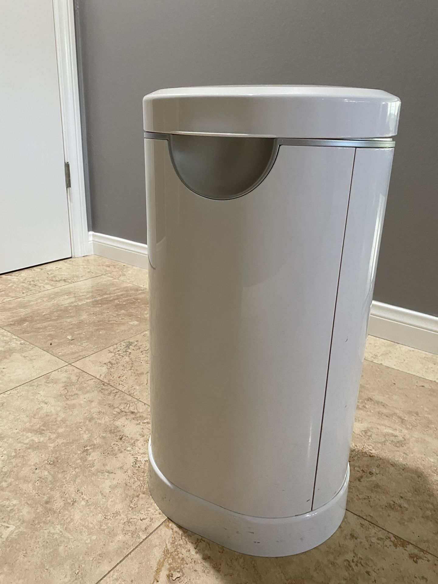 Diaper pail (Munchkin Brand)