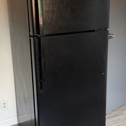 GE 16.6 Cu. Ft. Top Freezer Refrigerator In Black 