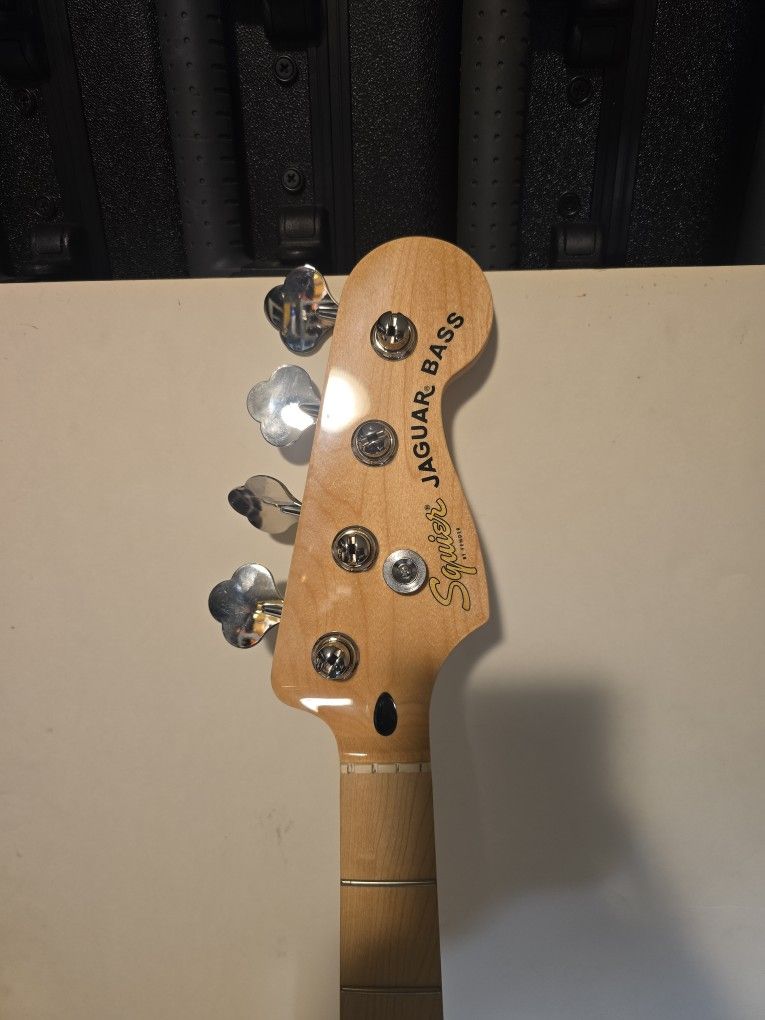Squier Jaguar Bass Neck Loaded