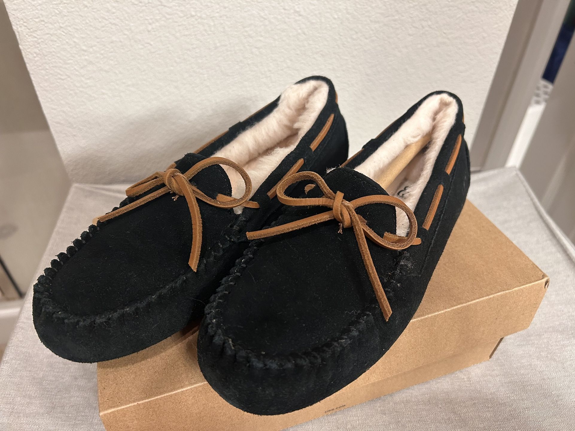 Ugg Women Dakota Slipper Sz 6