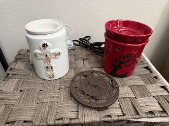 Scentsy warmers and stand.