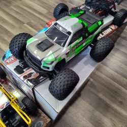 ARRMA Granite 4X4 mega brushed electric brand new.