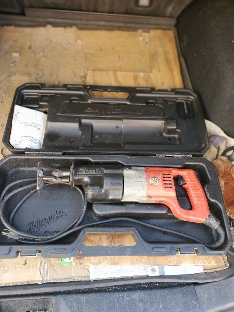 MILWAUKEE 6519-50 VERIABLE SPEED HEAVY DUTY  SAWZAW & CASE ELECTRIC CORDED WORKS PERFECT 
