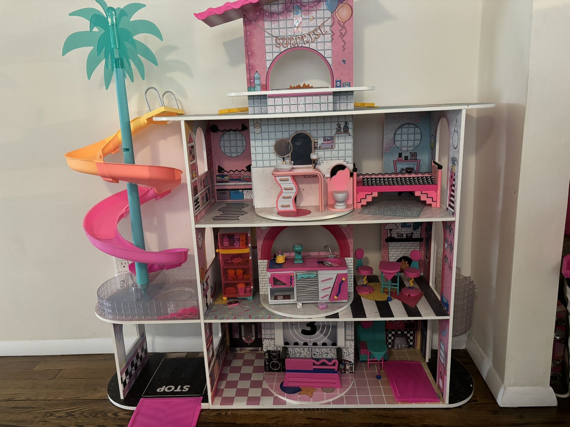 LOL Surprise OMG Doll House And Dolls