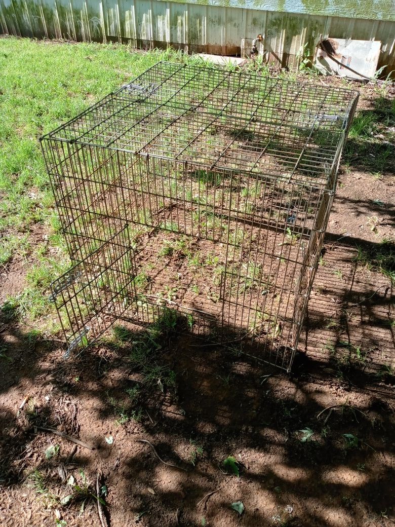Large dog run/crate with one side door