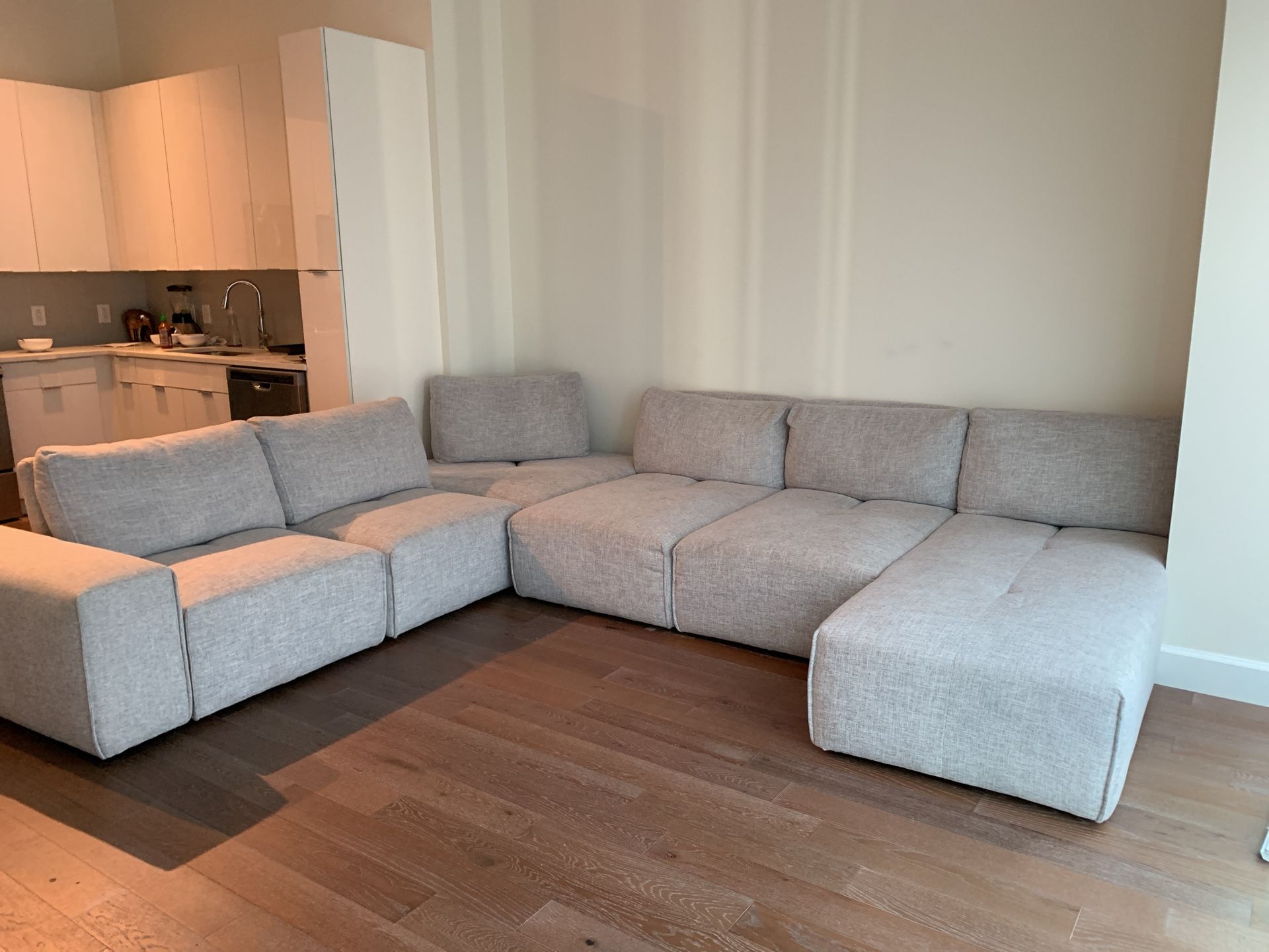 Laney Park Light Gray 7 Pc Sectional