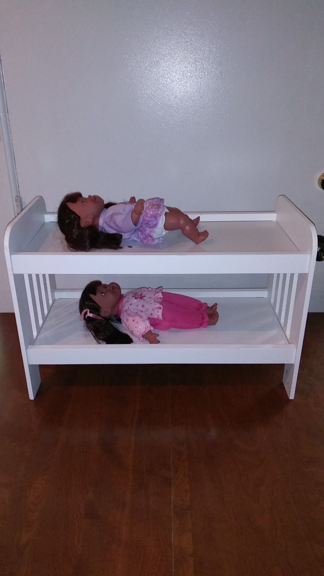 Bomp bed and 2 dolls