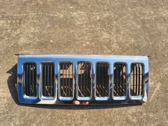 06-10 jeep Commander grill* NICE* CHROME..