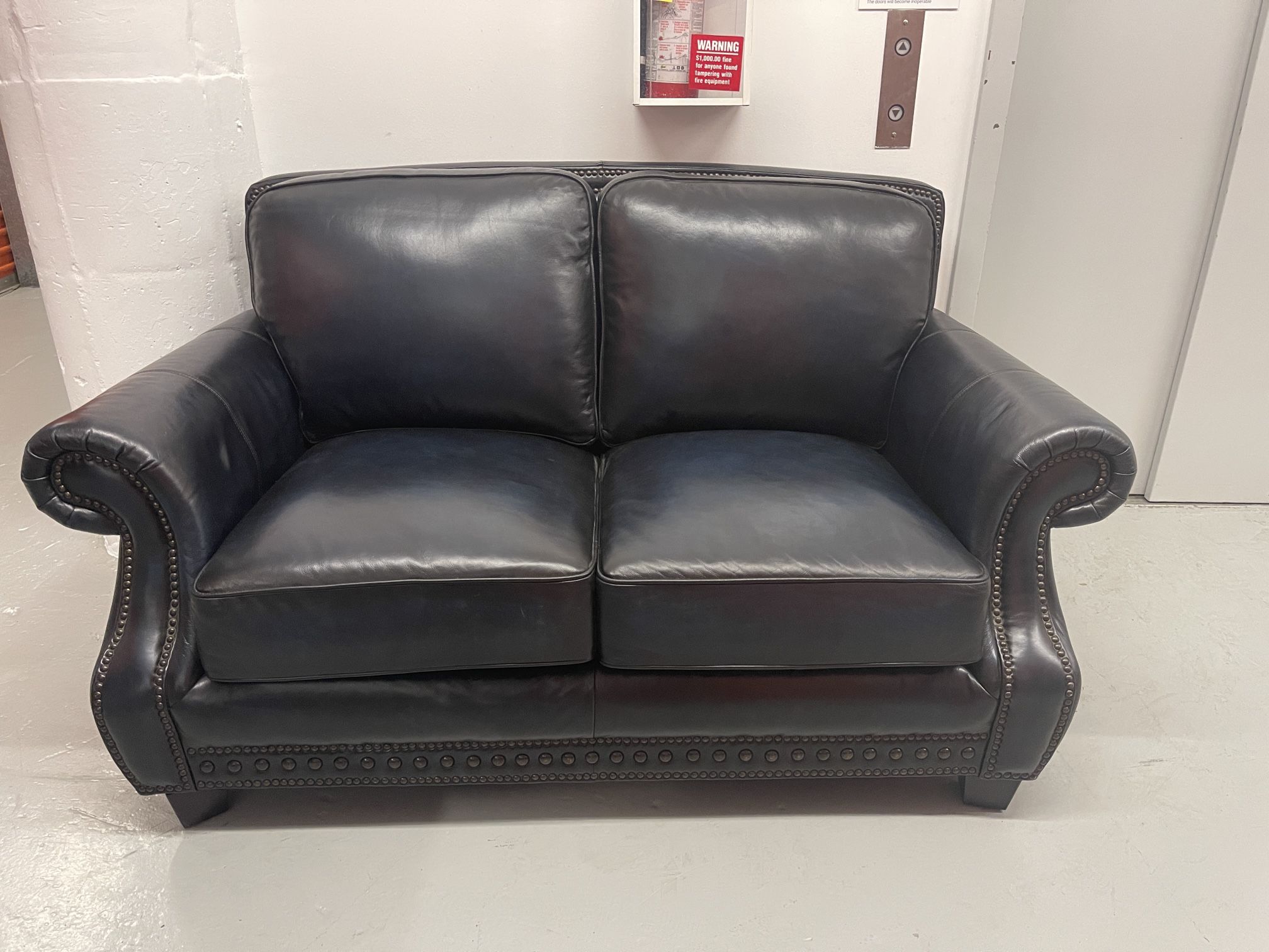 🛋️ Cindy Crawford Home Blue Leather Loveseat – Nailhead Trim, Rolled Arms