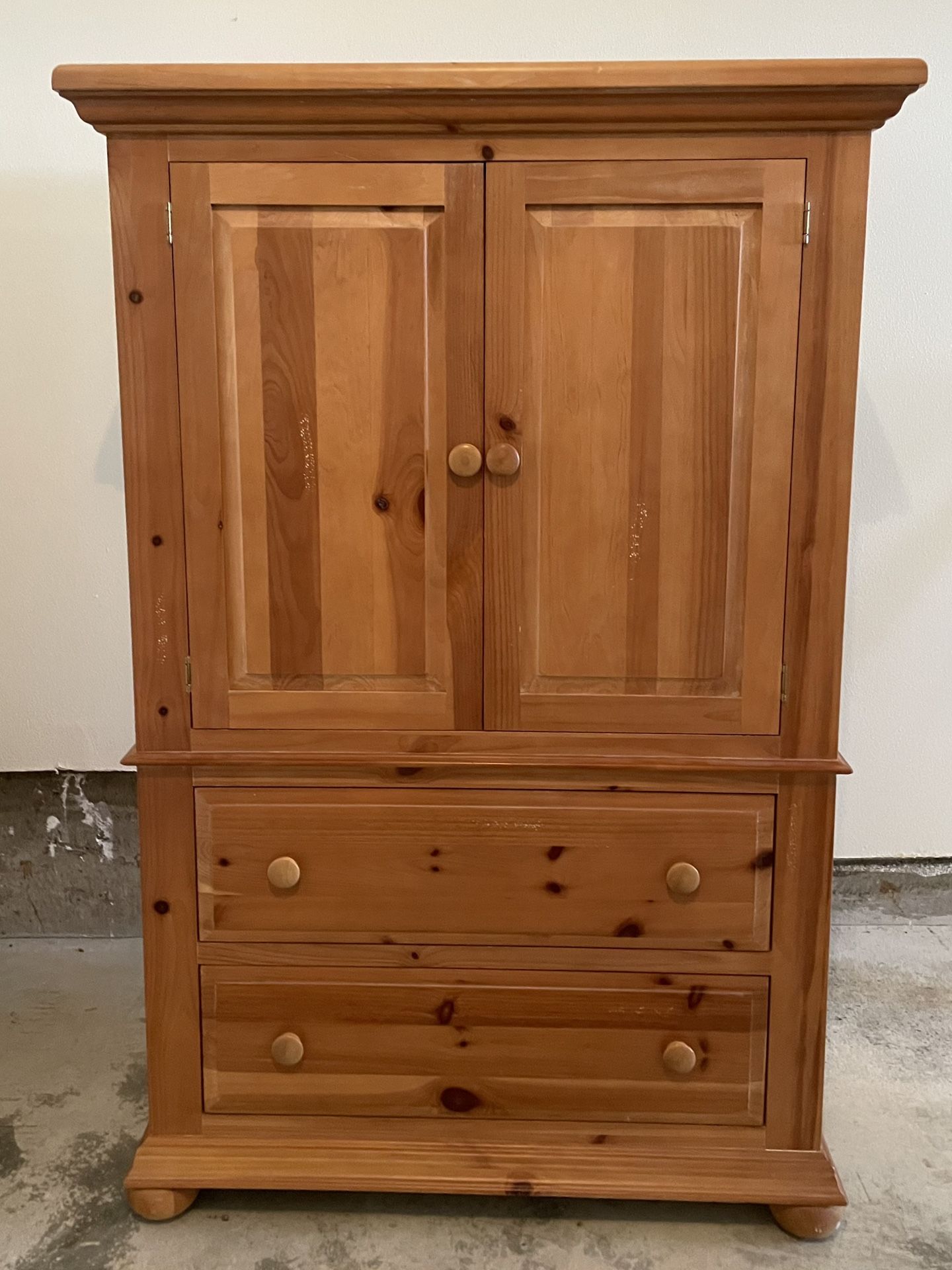 Broyhill Fontana Bedroom Furniture Set - Dresser w/Mirror, Armoire, Nightstands, Queen Headboard