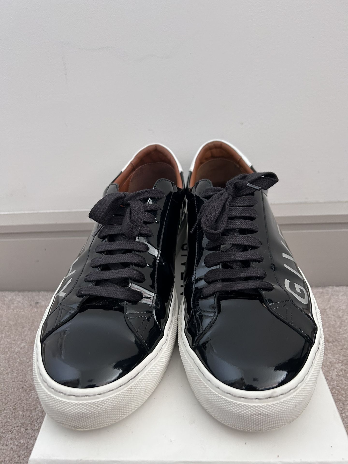 Reduktion Junction bøf Givenchy Sneakers for Sale in Charlotte, NC - OfferUp