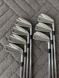 TaylorMade P790 4-PW Golf Right Hand Iron Set - Dynamic Gold Stiff Steel.