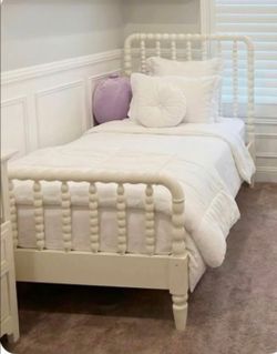 Madison  white twin wood spindle bed (matress not included.