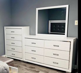 Queen Bedroom set Mirrored Dresser, Chest lightly used