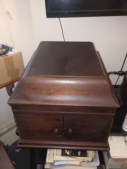 Vintage 1920s Victrola phonograph in great condition.