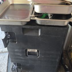 Tray holder to keep food warm