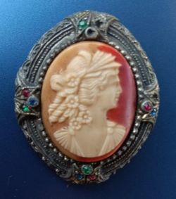 1930's New England Glassworks Cameo Brooch