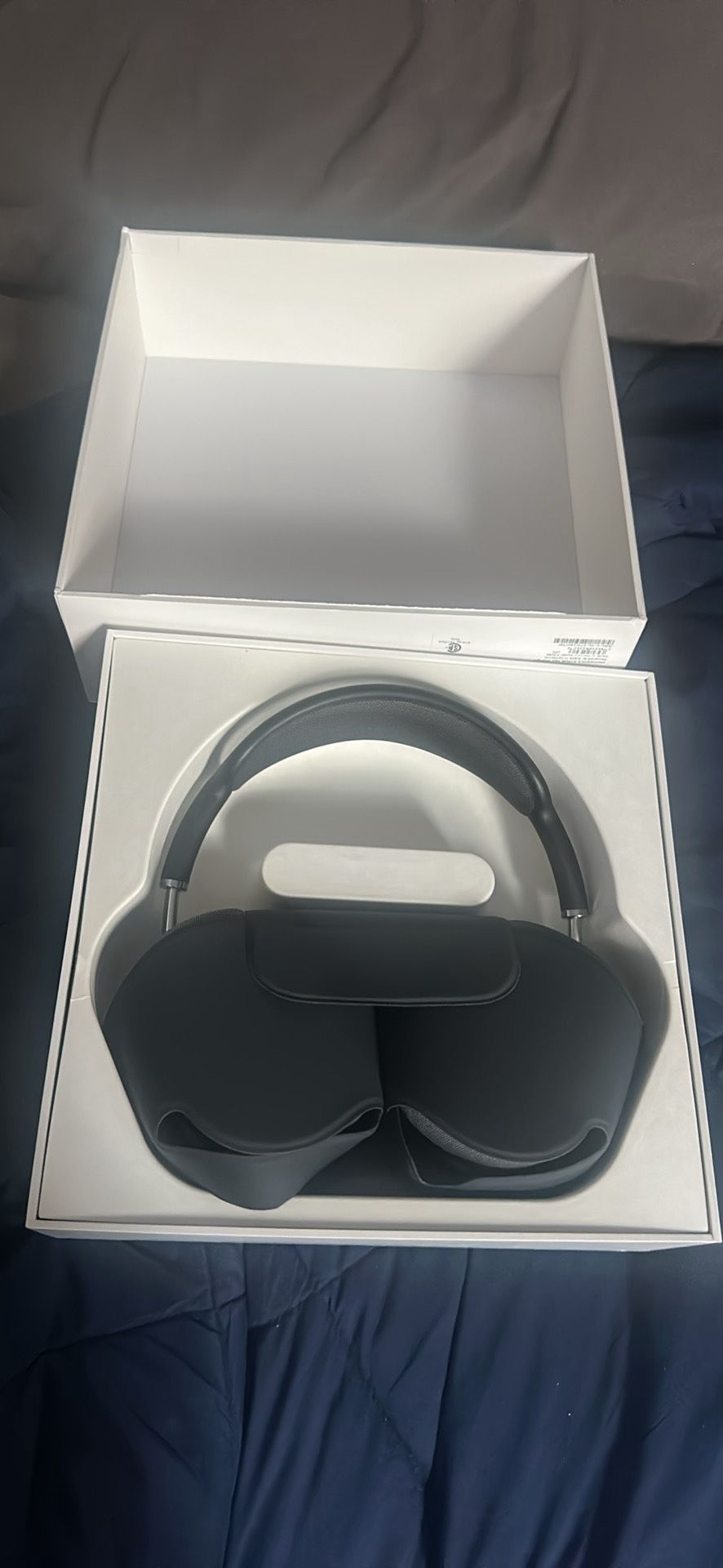 Black airpod maxes