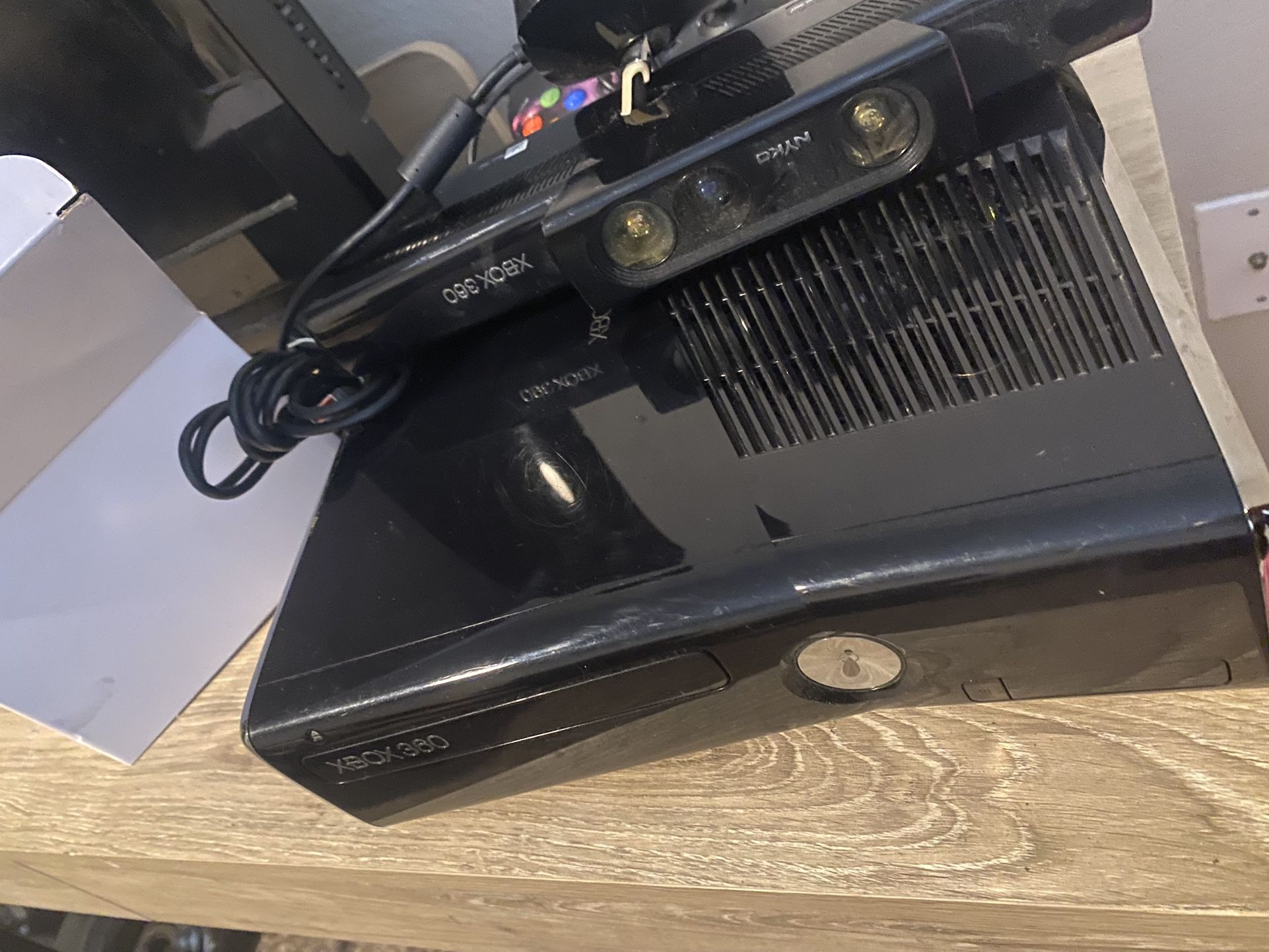 Xbox360 With Kinect Sensor