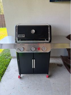 Grill Genesis E-325 3-Burner Propane Gas Grill in Black with Large Sear Zone
