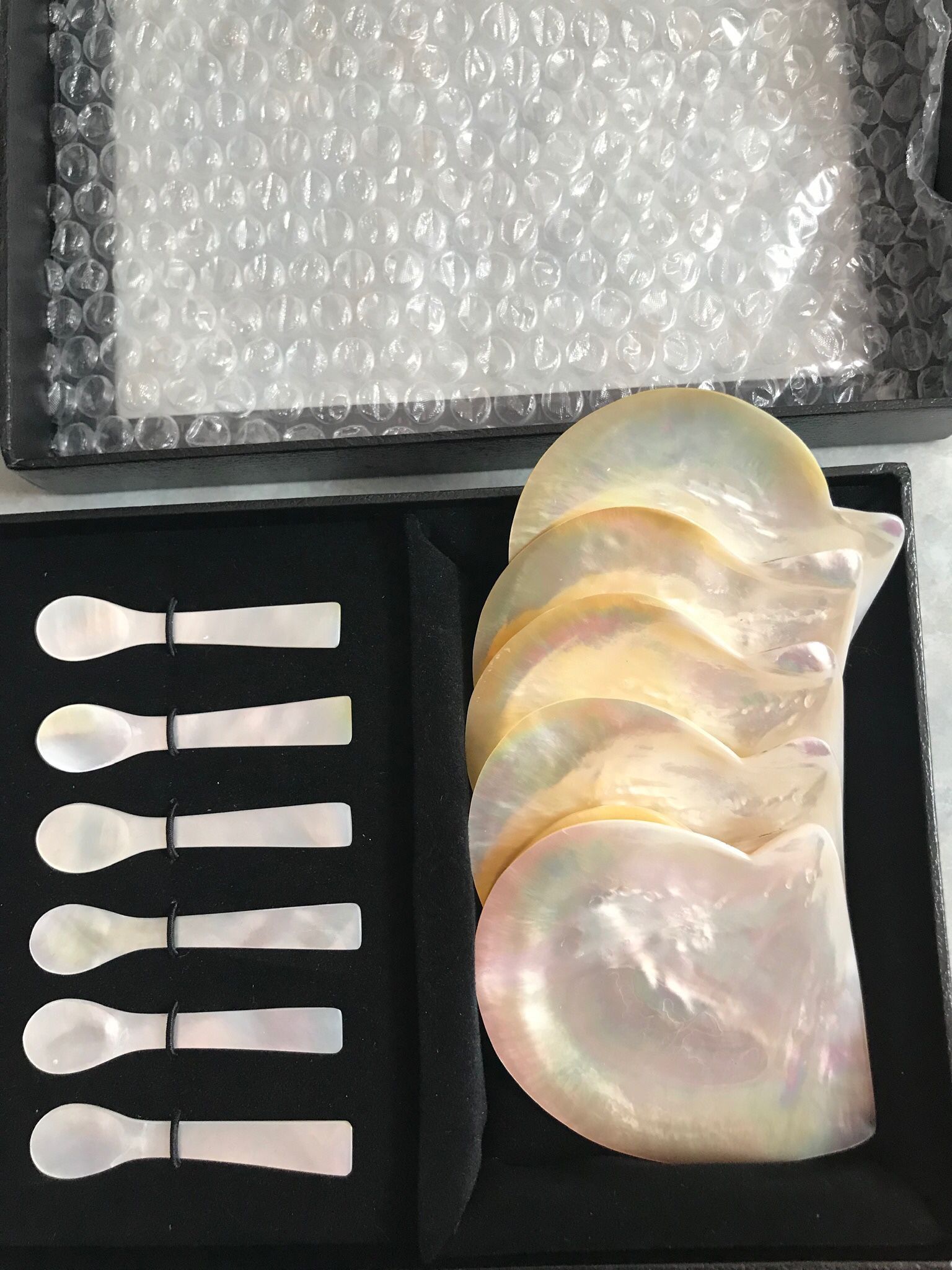 VINTAGE SET 6 SPOONS AND PLATES