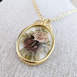 Vintage 24" Gold Toned Necklace with 2" Dried Flowers Floral Clear Pendant. Fashionable Costume Jewelry. Pre-owned in excellent condition. No chips, c